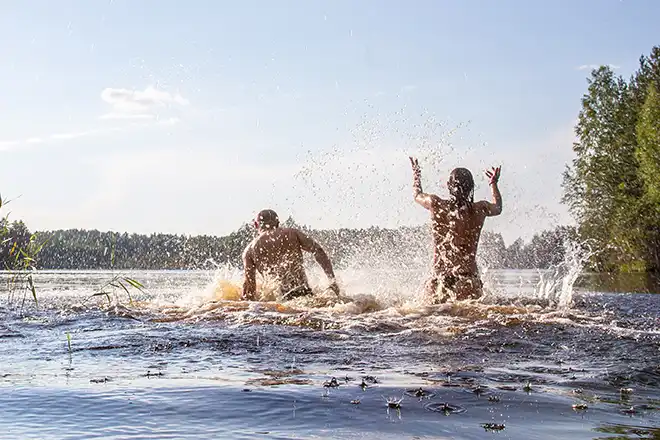 zwei Personen baden in einem nicht öffentlichen Badesee